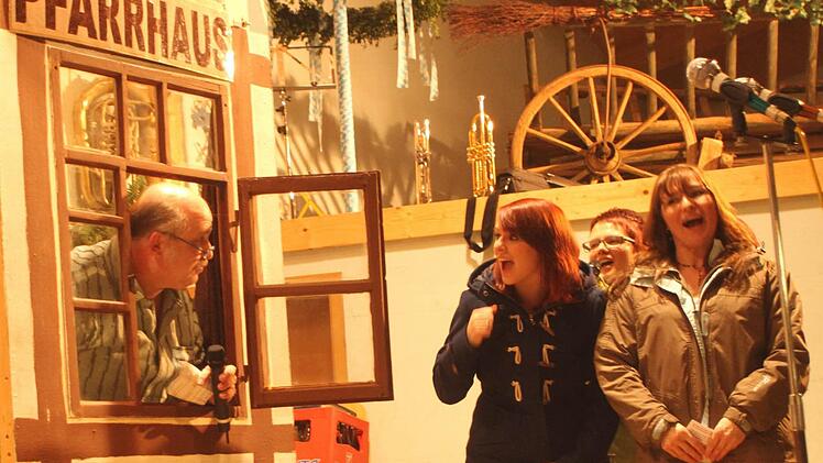 Auch Pfarrer Martin Wissel musste mit verschiedenen Geschichten herhalten wie hier bei der Begegnung mit den "lustigen Weibern aus Breitbrunn". Fotos: Günther Geiling