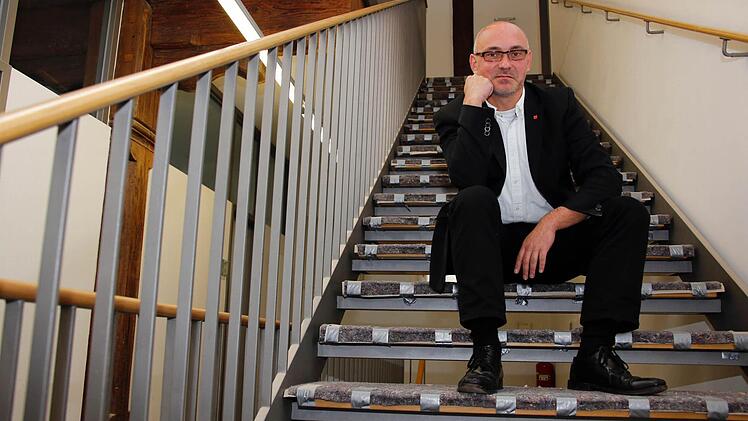 Die erneute Sanierung des sanierten Hallstadter Rathauses hätte Bürgermeister Markus Zirkel sich gerne erspart. Alle Fotos: Matthias Hoch