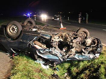 Das Auto der jungen Leute landete auf dem Dach. Im Hintergrund der Wagen des Unfallverursachsers. Foto: Friedwald Schedel