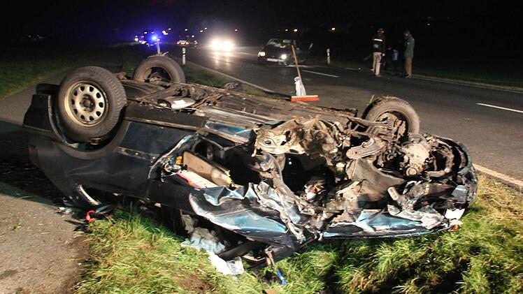 Das Auto der jungen Leute landete auf dem Dach. Im Hintergrund der Wagen des Unfallverursachsers. Foto: Friedwald Schedel