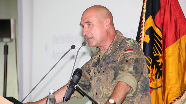 Brigadegeneral Gert-Johannes Hagemann, Kommandeur der Infanterieschule.