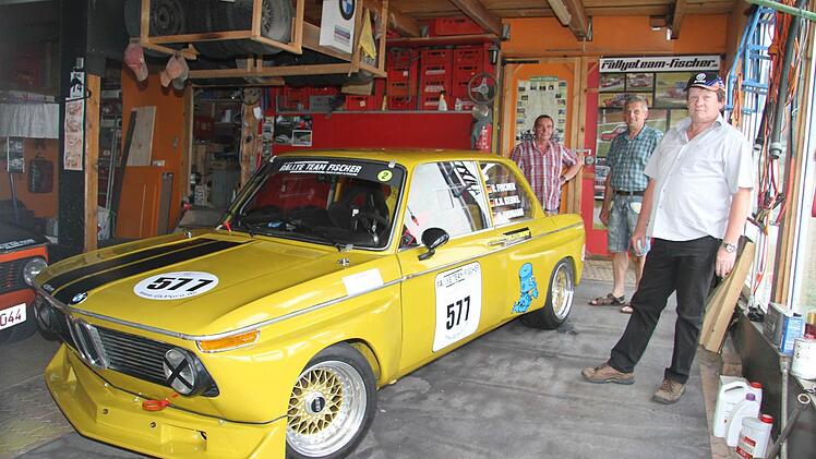 Das Rallyeteam komplett mit "Curry": Rainer Fischer, Robert Erdmann und Karl-Heinz Keidel (von rechts).