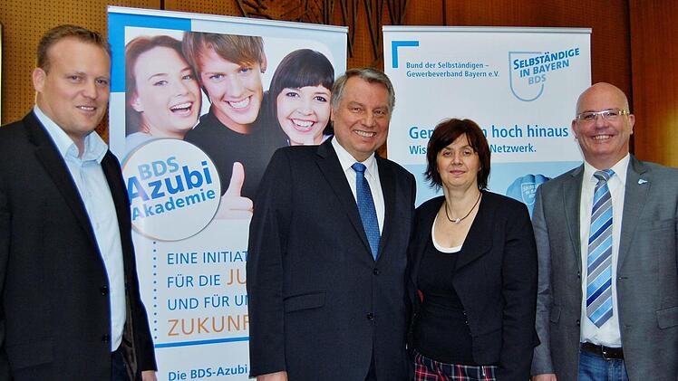 Der Bund der Selbständigen plant mit Unterstützung des Landratsamtes eine Azubi-Akademie in Bad Kissingen; (von links) Frank Bernhard, (Wirtschaftsförderung Landratsamt), BDS-Präsident Ingolf F. Brauner, Kreisvorsitzende Ute Kiesel und Frank Bernard, der BDS-Geschäftsführer für Unterfranken.  Foto: Sigismund von Dobschütz
