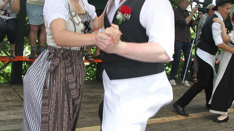 Zur Musik der Schlackn drehten die Ortsburschen und Ortsmadla unter der Lindenkrone eine Runde. Foto: Sonja Adam