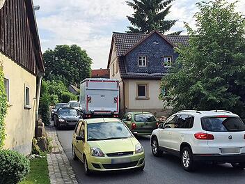 Verkehrsinfarkt in Döllnitz durch die Sperrungen der B 85 bei Forstlahm und der Staatsstraße 2190 am Kasendorfer Berg: Kurzfristig ist allerdings Entspannung in Sicht. Foto: Christian Holhut