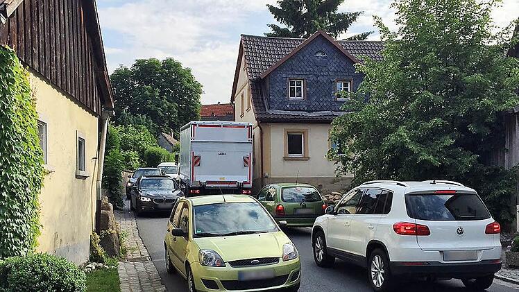 Verkehrsinfarkt in Döllnitz durch die Sperrungen der B 85 bei Forstlahm und der Staatsstraße 2190 am Kasendorfer Berg: Kurzfristig ist allerdings Entspannung in Sicht. Foto: Christian Holhut