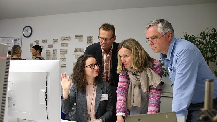 Redakteurin Ulrike Müller erläutert MdL Günther Felbinger, Kreisrätin Beatrix Lieb und ihrem Mann Jürgen die Arbeit. Foto: Ralf Ruppert
