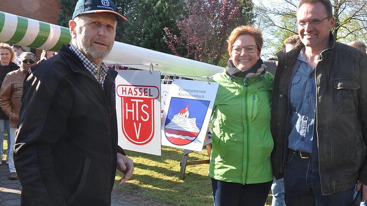Kirchehrenbachs Gemeindechefin Anja Gebhardt wird vom Erbauer des Maibaums, Hartmut Thieleke, (l.), und Hassels stellvertretendem Bürgermeister Harald Wegehöft eingerahmt.