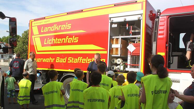 Holger Reinlein erklärt den "Löschzwergen" von der Kinderfeuerwehr den Einsatzzweck. Foto: Matthias Einwag