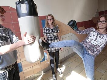 Agressionsabbau ist wichtig. Angelina Oschmann (Mitte) übt mit den Schülern der Ritter-von-Traitteur-Schule.  Foto: Josef Hofbauer