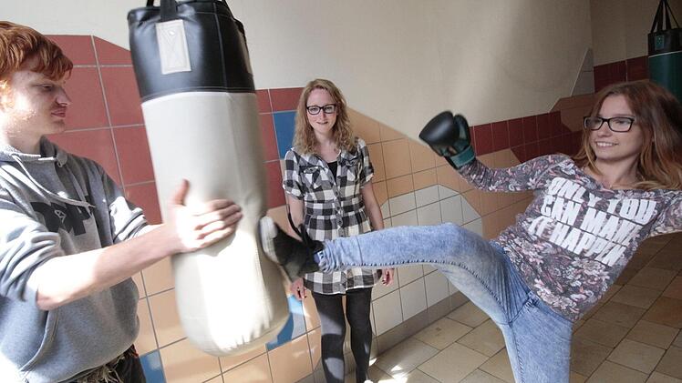 Agressionsabbau ist wichtig. Angelina Oschmann (Mitte) übt mit den Schülern der Ritter-von-Traitteur-Schule.  Foto: Josef Hofbauer
