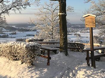 Der Aussichtspunkt "Leitschuhruh" mit Blick auf die wunderschöneWinterlandschaft um Wildensorg und Stegaurach Foto: Michael Jungkunst