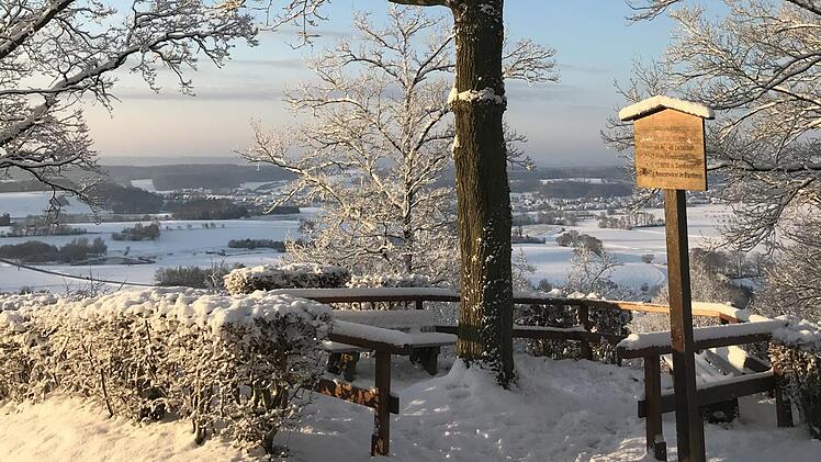Der Aussichtspunkt "Leitschuhruh" mit Blick auf die wunderschöneWinterlandschaft um Wildensorg und Stegaurach Foto: Michael Jungkunst