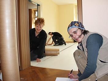 Mia Hochrein, Elvira Lantenhammer und Michael Kühnert stecken in den Vorbereitungen für das Kunstprojekt  im Münnerstädter Bahnhof.Heike Beudert