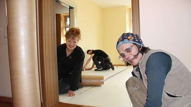 Mia Hochrein, Elvira Lantenhammer und Michael Kühnert stecken in den Vorbereitungen für das Kunstprojekt  im Münnerstädter Bahnhof.Heike Beudert