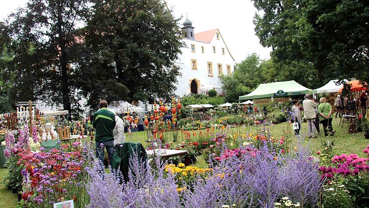 Der Park von Schloss Neuenbürg bot den idyllischen Rahmen für die Gartenausstellung. Foto: Richard Sänger