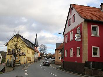 Stoßzeit in Melkendorf. Wo sich früher lange Autokolonnen durch den Ort geschoben haben, ist es nach der Eröffnung der Umgehungsstraße ruhig.Foto: Katrin Geyer