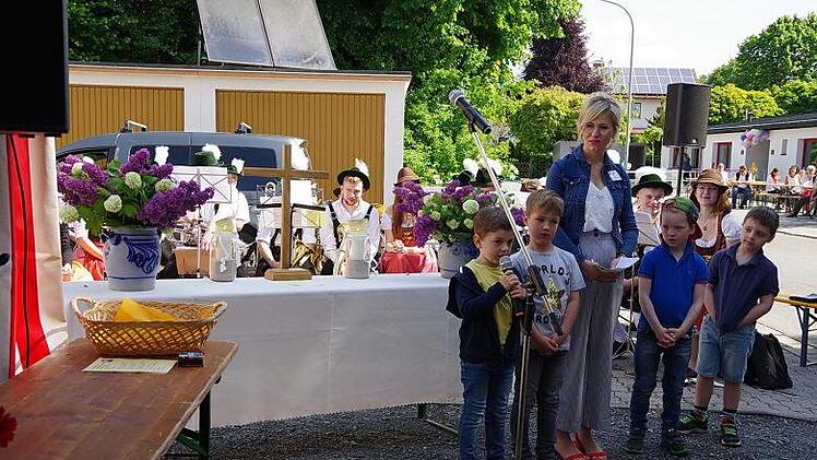 Kinder trugen die Fürbitten im Gottesdienst vor.Heike Schülein