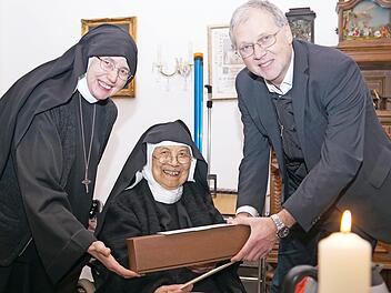 Äbtissin Mechthild Thürmer (l.) und Bürgermeister Volker Dittrich gratulieren Schwester Carmen zum 90. Geburtstag. Foto: Johannes Michel