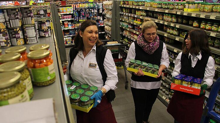 Edyta Weller, Birgit Degen und Angelika Galster (v.l.) räumen im Edeka-Markt Degen in Adelsdorf neue Waren ins Regal. Foto: Christian Bauriedel