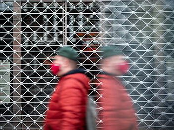 Stiko-Mitglied Klaus Überla hat einen "kurzen, heftigen Lockdown für alle" vorgeschlagen. Damit soll die vierte Corona-Welle eingedämmt werden.