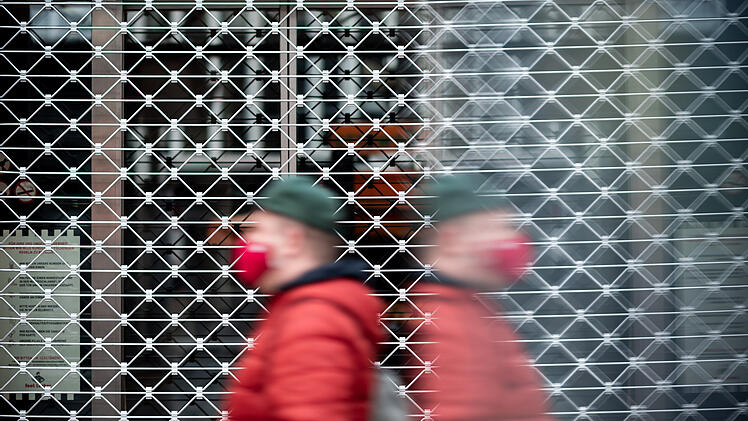 Stiko-Mitglied Klaus Überla hat einen "kurzen, heftigen Lockdown für alle" vorgeschlagen. Damit soll die vierte Corona-Welle eingedämmt werden.