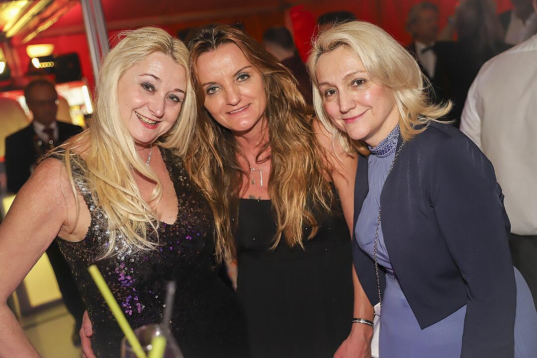 Es wurde in das Jahr 2025 gefeiert.