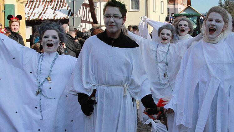 Gespenstisch heiter - in Kleukheim war am Sonntag ein buntes Kontrastprogramm angesagt.