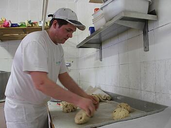 Sebastian Zipfel legt den Teig für die Osterbrote aufs Backblech.  Fotos: Veronika Schadeck