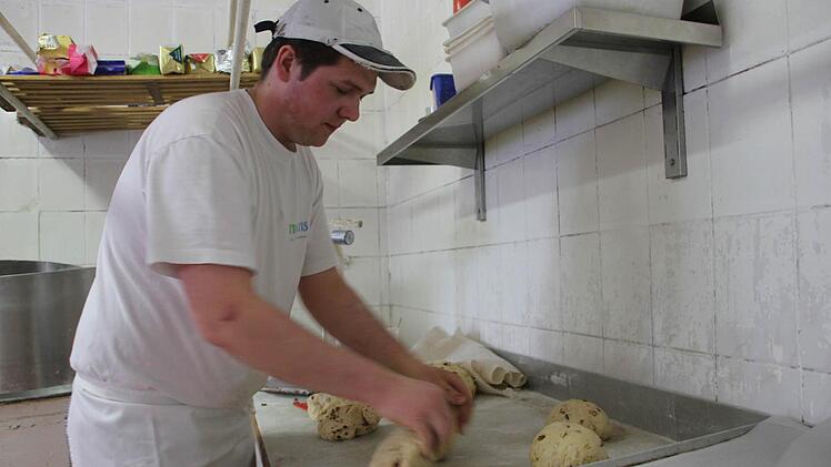 Sebastian Zipfel legt den Teig für die Osterbrote aufs Backblech.  Fotos: Veronika Schadeck
