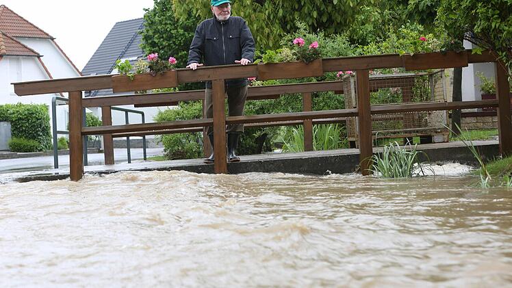 In Igelsdorf trat der Schlangenbach über die Ufer und setzte mehrere Häuser unter Wasser. Foto: News5 / Herse