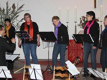 Renate Meinel, Heidi Hübner, Uschi Schwemmlein, Gabi Beetz und Gabi Höllein haben mit Alexander Thern einen neuen Chorleiter gefunden. Foto: Sonja Adam