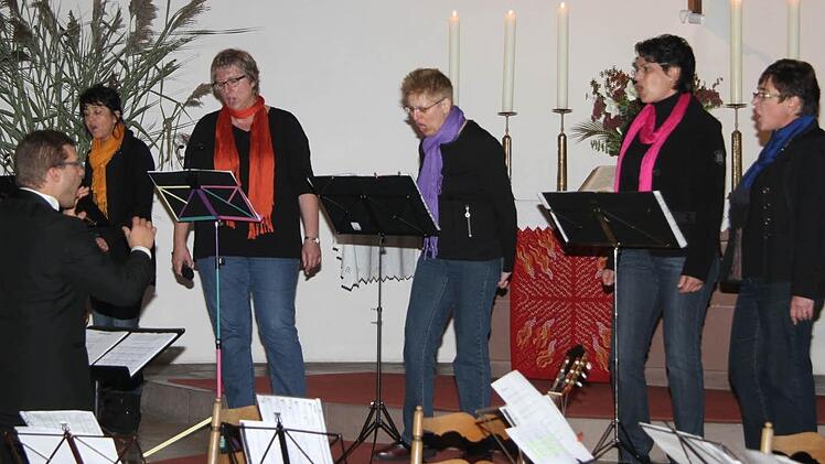 Renate Meinel, Heidi Hübner, Uschi Schwemmlein, Gabi Beetz und Gabi Höllein haben mit Alexander Thern einen neuen Chorleiter gefunden. Foto: Sonja Adam