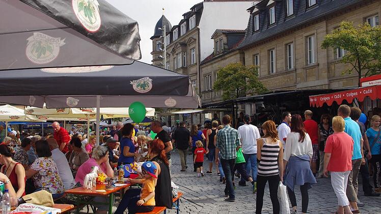 Zahlreiche Menschen nutzten das Wochenende für einen Besuch des Kronacher Stadtfestes. Foto: Heike Schülein