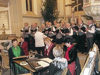 Der Gesangverein "Harmonie" Oberlangenstadt begeisterte die Zuhörer mit feierlichen Liedbeiträgen - vorne sitzen die "Waldsteinsaiten" aus Weißenstadt. Das Küpser Christkind Pauline Schwarz (Foto unten Mitte) verkündete mit den Engeln Evelyne Scheffler (links) und Luisa Scheffler die Botschaft. Fotos: Dieter Wolf