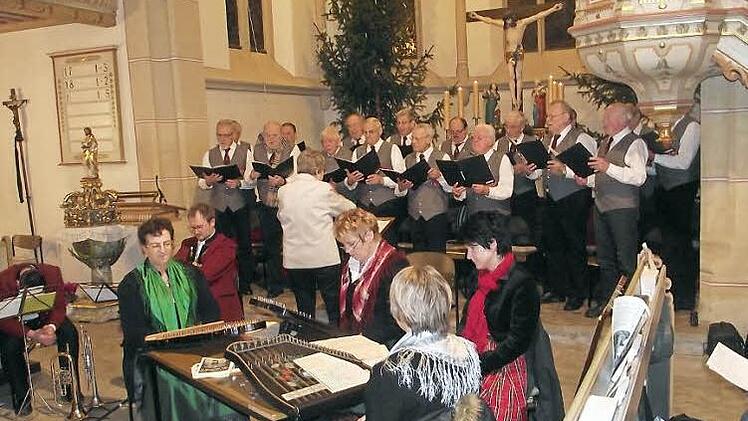 Der Gesangverein "Harmonie" Oberlangenstadt begeisterte die Zuhörer mit feierlichen Liedbeiträgen - vorne sitzen die "Waldsteinsaiten" aus Weißenstadt. Das Küpser Christkind Pauline Schwarz (Foto unten Mitte) verkündete mit den Engeln Evelyne Scheffler (links) und Luisa Scheffler die Botschaft. Fotos: Dieter Wolf