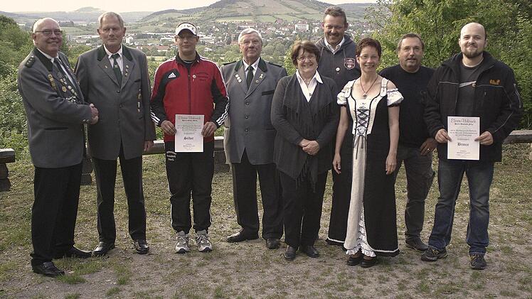 Für besondere Verdienste und langjährige Mitgliedschaft zeichnete Schützenmeister Friedrich Schellenberger (l.) Heinz Osterwind, Oliver Stein, Wolfgang und Helga Sommerfeld, Jochen Kleespieß, Elke Schellenberger, Jens Rauch und seinen Stellvertreter Dominik Fella aus.
