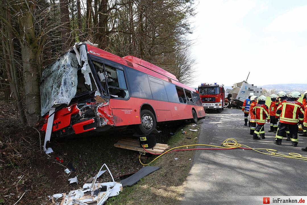 Lkw kracht gegen Schulbus