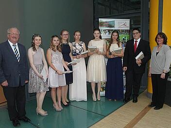 Diese Schüler erreichten einen Notendurchschnitt von unter 1,6. Mit im Bild der weitere Stellvertreter des Landrates, Bernd Steger, und die Schuldirektorin Christa Bänisch (rechts).