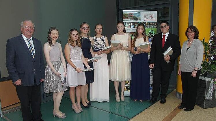 Diese Schüler erreichten einen Notendurchschnitt von unter 1,6. Mit im Bild der weitere Stellvertreter des Landrates, Bernd Steger, und die Schuldirektorin Christa Bänisch (rechts).