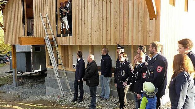 Ein stattlicher Erweiterungsbau in Holzbauweise f&uuml;gt sich harmonisch an das bestehende Ger&auml;tehaus der Feuerwehr Schimmendorf an. Am Samstag wurde Richtfest gefeiert. Foto: Werner Rei&szlig;aus