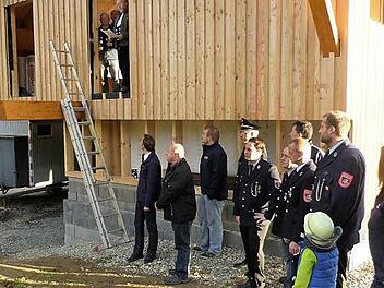 Ein stattlicher Erweiterungsbau in Holzbauweise fügt sich harmonisch an das bestehende Gerätehaus der Feuerwehr Schimmendorf an. Am Samstag wurde Richtfest gefeiert. Foto: Werner Reißaus