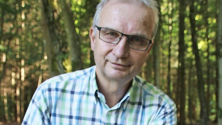 Otmar Diez zeigt einen Glänzenden Lackporling, Dabei handelt es sich um einen Heilpilz. Foto: Kathrin Kupka-Hahn