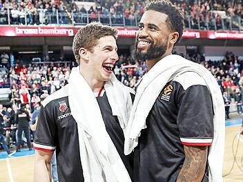 Nach dem Sieg gegen den FC Barcelona hatten die Bamberger viel Grund zur Freude: Bryce Taylor (rechts, neben Aleksej Nikolic) will auch bei seinem Ex-Verein Bayern München jubeln.  Foto: Daniel Löb