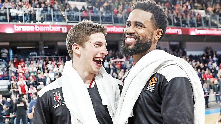 Nach dem Sieg gegen den FC Barcelona hatten die Bamberger viel Grund zur Freude: Bryce Taylor (rechts, neben Aleksej Nikolic) will auch bei seinem Ex-Verein Bayern München jubeln.  Foto: Daniel Löb