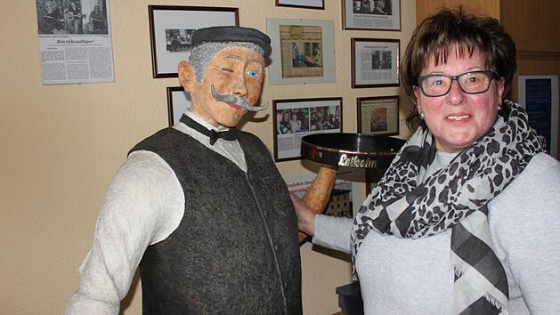 Erinnerungen ans Bahnhofsbistro: Gertraud Dorsch hat ihnen in ihrem Arbeitszimmer zuhause eine Ecke gewidmet. Fotos: Popp