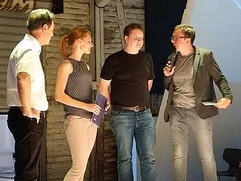 Die Preisträger überrascht und fast sprachlos: Michael Stoschek (links) verlieh als Sprecher der Coburg Globe GmbH den ersten Förderpreis Coburger Design an Isabell Stengel und Anders Macht. Rechts der Moderator der Eröffnung, Thomas Apfel. Foto: Simone Bastian