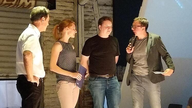 Die Preisträger überrascht und fast sprachlos: Michael Stoschek (links) verlieh als Sprecher der Coburg Globe GmbH den ersten Förderpreis Coburger Design an Isabell Stengel und Anders Macht. Rechts der Moderator der Eröffnung, Thomas Apfel. Foto: Simone Bastian