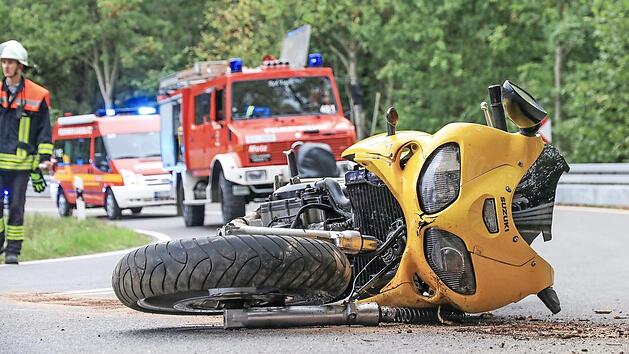 Totalschaden: das Motorrad des verungl&uuml;ckten Bikers  Foto: News5/Merzbach