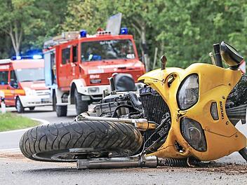 Totalschaden: das Motorrad des verungl&uuml;ckten Bikers  Foto: News5/Merzbach